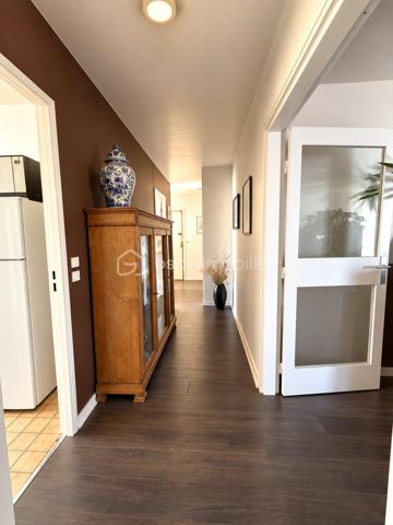 Un cadre de vie privilégié pour toute la famille !
Situé au 5ème étage avec ascenseur, cet appartement traversant séduit immédiatement par son calme, son absence de vis-à-vis et ses vues dégagées sur de grands espaces ouverts.
Son balcon à ce titre constitue un véritable atout pour profiter pleinement de l'extérieur.
L'entrée s'ouvre sur un couloir suffisamment large, desservant harmonieusement les différentes pièces et menant à un espace nuit parfaitement séparé, idéal pour préserver l'intimité de chacun.
La pièce de vie offre un agréable séjour de 25 m2 baigné de lumière grâce à son exposition SUD/ SUD EST avec un porte fenêtre donnant sur l'extérieur ainsi qu'une fenêtre.
La cuisine dinatoire de 9m2 fonctionnelle et conviviale avec sa grande ouverture, est particulièrement adaptée à la vie de famille et aux repas du quotidien.
Côté nuit, l'appartement propose une chambre parentale de 14 m2, complétée par un dressing adjacent, ainsi que deux autres chambres de 10 et 9 m2, dont une avec son balcon.
Une cave et un parking en sous-sol complètent efficacement ce bien.

Les atouts :
* 3 chambres
* 5ème étage avec vue dégagée et sans vis-à-vis
* Exposition SUS/SUD EST
* Séjour de 25 m2
* Cuisine dinatoire de 9 m2
* Espace nuit séparé
* Toiture rénovée en 2025 et ascenseurs en 2026
* Parc André Citroën tout proche
* Etablissements scolaires et centre d'animation accessibles à pied
* Transports à proximité : métro lignes 8 et 10 et RER C.
Un Appartement familial lumineux et fonctionnel, bénéficiant d'un environnement privilégié et d'une belle qualité de vie ...à découvrir sans tarder !