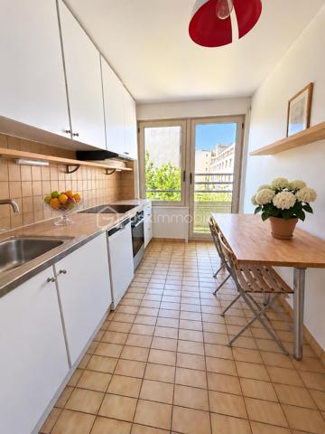 Un cadre de vie privilégié pour toute la famille !
Situé au 5ème étage avec ascenseur, cet appartement traversant séduit immédiatement par son calme, son absence de vis-à-vis et ses vues dégagées sur de grands espaces ouverts.
Son balcon à ce titre constitue un véritable atout pour profiter pleinement de l'extérieur.
L'entrée s'ouvre sur un couloir suffisamment large, desservant harmonieusement les différentes pièces et menant à un espace nuit parfaitement séparé, idéal pour préserver l'intimité de chacun.
La pièce de vie offre un agréable séjour de 25 m2 baigné de lumière grâce à son exposition SUD/ SUD EST avec un porte fenêtre donnant sur l'extérieur ainsi qu'une fenêtre.
La cuisine dinatoire de 9m2 fonctionnelle et conviviale avec sa grande ouverture, est particulièrement adaptée à la vie de famille et aux repas du quotidien.
Côté nuit, l'appartement propose une chambre parentale de 14 m2, complétée par un dressing adjacent, ainsi que deux autres chambres de 10 et 9 m2, dont une avec son balcon.
Une cave et un parking en sous-sol complètent efficacement ce bien.

Les atouts :
* 3 chambres
* 5ème étage avec vue dégagée et sans vis-à-vis
* Exposition SUS/SUD EST
* Séjour de 25 m2
* Cuisine dinatoire de 9 m2
* Espace nuit séparé
* Toiture rénovée en 2025 et ascenseurs en 2026
* Parc André Citroën tout proche
* Etablissements scolaires et centre d'animation accessibles à pied
* Transports à proximité : métro lignes 8 et 10 et RER C.
Un Appartement familial lumineux et fonctionnel, bénéficiant d'un environnement privilégié et d'une belle qualité de vie ...à découvrir sans tarder !
