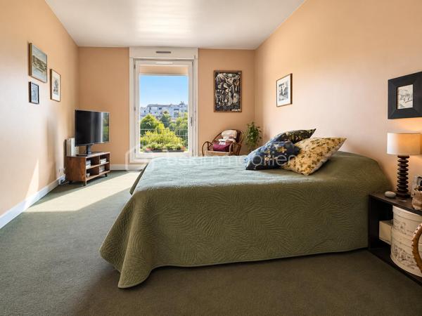 Un cadre de vie privilégié pour toute la famille !
Situé au 5ème étage avec ascenseur, cet appartement traversant séduit immédiatement par son calme, son absence de vis-à-vis et ses vues dégagées sur de grands espaces ouverts.
Son balcon à ce titre constitue un véritable atout pour profiter pleinement de l'extérieur.
L'entrée s'ouvre sur un couloir suffisamment large, desservant harmonieusement les différentes pièces et menant à un espace nuit parfaitement séparé, idéal pour préserver l'intimité de chacun.
La pièce de vie offre un agréable séjour de 25 m2 baigné de lumière grâce à son exposition SUD/ SUD EST avec un porte fenêtre donnant sur l'extérieur ainsi qu'une fenêtre.
La cuisine dinatoire de 9m2 fonctionnelle et conviviale avec sa grande ouverture, est particulièrement adaptée à la vie de famille et aux repas du quotidien.
Côté nuit, l'appartement propose une chambre parentale de 14 m2, complétée par un dressing adjacent, ainsi que deux autres chambres de 10 et 9 m2, dont une avec son balcon.
Une cave et un parking en sous-sol complètent efficacement ce bien.

Les atouts :
* 3 chambres
* 5ème étage avec vue dégagée et sans vis-à-vis
* Exposition SUS/SUD EST
* Séjour de 25 m2
* Cuisine dinatoire de 9 m2
* Espace nuit séparé
* Toiture rénovée en 2025 et ascenseurs en 2026
* Parc André Citroën tout proche
* Etablissements scolaires et centre d'animation accessibles à pied
* Transports à proximité : métro lignes 8 et 10 et RER C.
Un Appartement familial lumineux et fonctionnel, bénéficiant d'un environnement privilégié et d'une belle qualité de vie ...à découvrir sans tarder !