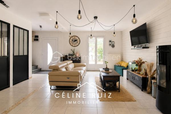 Située dans une impasse calme, à proximité de toutes les commodités, cette maison familiale offre de beaux volumes fonctionnels.

Au rez-de-chaussée, vous découvrirez une pièce de vie d'environ 60 m² comprenant une entrée, un salon, une salle à manger et une cuisine ouverte.
Une arrière cuisine fonctionnelle avec buanderie complète cet espace et apporte un véritable confort au quotidien.
Elle communique avec un garage de 16 m² avec porte motorisée.

A l'étage, la maison dispose de 5 chambres, toutes de belles dimensions, sans mansardes. 
3 chambres sont équipées de placards et dressings.
Vous y trouverez également une salle de bains avec baignoire et douche, ainsi que 2 vasques. 
WC indépendants.

Côté extérieur, vous profiterez d'un patio avec carport d'environ 14,5 m² ainsi qu'un jardin exposé SUD.
Stationnement confortable sur la parcelle devant le garage. 

La maison bénéficie de prestations appréciables :
PANNEAUX PHOTOVOLTAÏQUES avec autoconsommation et revente (environ 440 € par an de revenus).
POÊLE à granulés installé en 2024.
Volets roulants électriques.

Une maison fonctionnelle parfaitement entretenue dans une impasse calme, à proximité de toutes les commodités de la commune de Beaucouzé.

BEAUCOUZE EST UNE COMMUNE QUI VOUS OFFRE un cadre de vie verdoyant et calme, aux portes d'Angers.
Idéalement située, elle permet de rejoindre le centre-ville d'Angers en moins de 10 minutes en voiture, la gare en 12 minutes grâce à la ligne E20.

Vous bénéficiez de l'ensemble des commodités accessibles à pied : commerces, professionnels de santé, écoles, transports en commun…
À proximité des universités, collèges et lycées.

Très dynamique sur le plan sportif, culturel et associatif, Beaucouzé s'adresse à toutes les générations et propose une vie locale riche tout au long de l'année.

Vous profiterez également de nombreux parcs, chemins piétonniers, pistes cyclables, aires de jeux pour enfants, d'une médiathèque, d'une piscine et de nombreux équipements qui contribuent à une qualité de vie particulièrement appréciée.