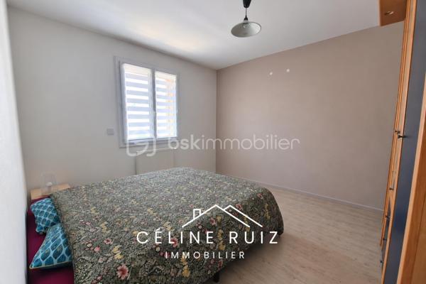 Située dans une impasse calme, à proximité de toutes les commodités, cette maison familiale offre de beaux volumes fonctionnels.

Au rez-de-chaussée, vous découvrirez une pièce de vie d'environ 60 m² comprenant une entrée, un salon, une salle à manger et une cuisine ouverte.
Une arrière cuisine fonctionnelle avec buanderie complète cet espace et apporte un véritable confort au quotidien.
Elle communique avec un garage de 16 m² avec porte motorisée.

A l'étage, la maison dispose de 5 chambres, toutes de belles dimensions, sans mansardes. 
3 chambres sont équipées de placards et dressings.
Vous y trouverez également une salle de bains avec baignoire et douche, ainsi que 2 vasques. 
WC indépendants.

Côté extérieur, vous profiterez d'un patio avec carport d'environ 14,5 m² ainsi qu'un jardin exposé SUD.
Stationnement confortable sur la parcelle devant le garage. 

La maison bénéficie de prestations appréciables :
PANNEAUX PHOTOVOLTAÏQUES avec autoconsommation et revente (environ 440 € par an de revenus).
POÊLE à granulés installé en 2024.
Volets roulants électriques.

Une maison fonctionnelle parfaitement entretenue dans une impasse calme, à proximité de toutes les commodités de la commune de Beaucouzé.

BEAUCOUZE EST UNE COMMUNE QUI VOUS OFFRE un cadre de vie verdoyant et calme, aux portes d'Angers.
Idéalement située, elle permet de rejoindre le centre-ville d'Angers en moins de 10 minutes en voiture, la gare en 12 minutes grâce à la ligne E20.

Vous bénéficiez de l'ensemble des commodités accessibles à pied : commerces, professionnels de santé, écoles, transports en commun…
À proximité des universités, collèges et lycées.

Très dynamique sur le plan sportif, culturel et associatif, Beaucouzé s'adresse à toutes les générations et propose une vie locale riche tout au long de l'année.

Vous profiterez également de nombreux parcs, chemins piétonniers, pistes cyclables, aires de jeux pour enfants, d'une médiathèque, d'une piscine et de nombreux équipements qui contribuent à une qualité de vie particulièrement appréciée.