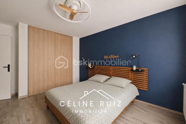 Située dans une impasse calme, à proximité de toutes les commodités, cette maison familiale offre de beaux volumes fonctionnels.

Au rez-de-chaussée, vous découvrirez une pièce de vie d'environ 60 m² comprenant une entrée, un salon, une salle à manger et une cuisine ouverte.
Une arrière cuisine fonctionnelle avec buanderie complète cet espace et apporte un véritable confort au quotidien.
Elle communique avec un garage de 16 m² avec porte motorisée.

A l'étage, la maison dispose de 5 chambres, toutes de belles dimensions, sans mansardes. 
3 chambres sont équipées de placards et dressings.
Vous y trouverez également une salle de bains avec baignoire et douche, ainsi que 2 vasques. 
WC indépendants.

Côté extérieur, vous profiterez d'un patio avec carport d'environ 14,5 m² ainsi qu'un jardin exposé SUD.
Stationnement confortable sur la parcelle devant le garage. 

La maison bénéficie de prestations appréciables :
PANNEAUX PHOTOVOLTAÏQUES avec autoconsommation et revente (environ 440 € par an de revenus).
POÊLE à granulés installé en 2024.
Volets roulants électriques.

Une maison fonctionnelle parfaitement entretenue dans une impasse calme, à proximité de toutes les commodités de la commune de Beaucouzé.

BEAUCOUZE EST UNE COMMUNE QUI VOUS OFFRE un cadre de vie verdoyant et calme, aux portes d'Angers.
Idéalement située, elle permet de rejoindre le centre-ville d'Angers en moins de 10 minutes en voiture, la gare en 12 minutes grâce à la ligne E20.

Vous bénéficiez de l'ensemble des commodités accessibles à pied : commerces, professionnels de santé, écoles, transports en commun…
À proximité des universités, collèges et lycées.

Très dynamique sur le plan sportif, culturel et associatif, Beaucouzé s'adresse à toutes les générations et propose une vie locale riche tout au long de l'année.

Vous profiterez également de nombreux parcs, chemins piétonniers, pistes cyclables, aires de jeux pour enfants, d'une médiathèque, d'une piscine et de nombreux équipements qui contribuent à une qualité de vie particulièrement appréciée.