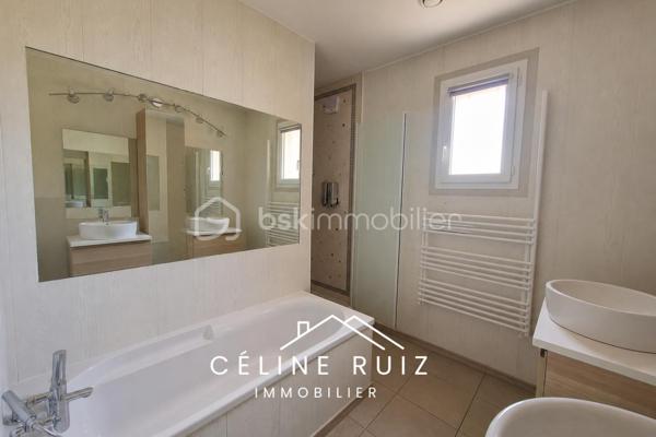 Située dans une impasse calme, à proximité de toutes les commodités, cette maison familiale offre de beaux volumes fonctionnels.

Au rez-de-chaussée, vous découvrirez une pièce de vie d'environ 60 m² comprenant une entrée, un salon, une salle à manger et une cuisine ouverte.
Une arrière cuisine fonctionnelle avec buanderie complète cet espace et apporte un véritable confort au quotidien.
Elle communique avec un garage de 16 m² avec porte motorisée.

A l'étage, la maison dispose de 5 chambres, toutes de belles dimensions, sans mansardes. 
3 chambres sont équipées de placards et dressings.
Vous y trouverez également une salle de bains avec baignoire et douche, ainsi que 2 vasques. 
WC indépendants.

Côté extérieur, vous profiterez d'un patio avec carport d'environ 14,5 m² ainsi qu'un jardin exposé SUD.
Stationnement confortable sur la parcelle devant le garage. 

La maison bénéficie de prestations appréciables :
PANNEAUX PHOTOVOLTAÏQUES avec autoconsommation et revente (environ 440 € par an de revenus).
POÊLE à granulés installé en 2024.
Volets roulants électriques.

Une maison fonctionnelle parfaitement entretenue dans une impasse calme, à proximité de toutes les commodités de la commune de Beaucouzé.

BEAUCOUZE EST UNE COMMUNE QUI VOUS OFFRE un cadre de vie verdoyant et calme, aux portes d'Angers.
Idéalement située, elle permet de rejoindre le centre-ville d'Angers en moins de 10 minutes en voiture, la gare en 12 minutes grâce à la ligne E20.

Vous bénéficiez de l'ensemble des commodités accessibles à pied : commerces, professionnels de santé, écoles, transports en commun…
À proximité des universités, collèges et lycées.

Très dynamique sur le plan sportif, culturel et associatif, Beaucouzé s'adresse à toutes les générations et propose une vie locale riche tout au long de l'année.

Vous profiterez également de nombreux parcs, chemins piétonniers, pistes cyclables, aires de jeux pour enfants, d'une médiathèque, d'une piscine et de nombreux équipements qui contribuent à une qualité de vie particulièrement appréciée.