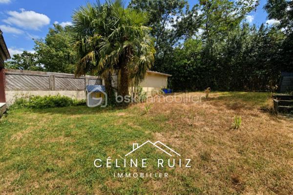 Située dans une impasse calme, à proximité de toutes les commodités, cette maison familiale offre de beaux volumes fonctionnels.

Au rez-de-chaussée, vous découvrirez une pièce de vie d'environ 60 m² comprenant une entrée, un salon, une salle à manger et une cuisine ouverte.
Une arrière cuisine fonctionnelle avec buanderie complète cet espace et apporte un véritable confort au quotidien.
Elle communique avec un garage de 16 m² avec porte motorisée.

A l'étage, la maison dispose de 5 chambres, toutes de belles dimensions, sans mansardes. 
3 chambres sont équipées de placards et dressings.
Vous y trouverez également une salle de bains avec baignoire et douche, ainsi que 2 vasques. 
WC indépendants.

Côté extérieur, vous profiterez d'un patio avec carport d'environ 14,5 m² ainsi qu'un jardin exposé SUD.
Stationnement confortable sur la parcelle devant le garage. 

La maison bénéficie de prestations appréciables :
PANNEAUX PHOTOVOLTAÏQUES avec autoconsommation et revente (environ 440 € par an de revenus).
POÊLE à granulés installé en 2024.
Volets roulants électriques.

Une maison fonctionnelle parfaitement entretenue dans une impasse calme, à proximité de toutes les commodités de la commune de Beaucouzé.

BEAUCOUZE EST UNE COMMUNE QUI VOUS OFFRE un cadre de vie verdoyant et calme, aux portes d'Angers.
Idéalement située, elle permet de rejoindre le centre-ville d'Angers en moins de 10 minutes en voiture, la gare en 12 minutes grâce à la ligne E20.

Vous bénéficiez de l'ensemble des commodités accessibles à pied : commerces, professionnels de santé, écoles, transports en commun…
À proximité des universités, collèges et lycées.

Très dynamique sur le plan sportif, culturel et associatif, Beaucouzé s'adresse à toutes les générations et propose une vie locale riche tout au long de l'année.

Vous profiterez également de nombreux parcs, chemins piétonniers, pistes cyclables, aires de jeux pour enfants, d'une médiathèque, d'une piscine et de nombreux équipements qui contribuent à une qualité de vie particulièrement appréciée.
