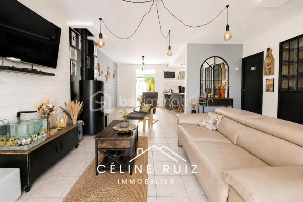 Située dans une impasse calme, à proximité de toutes les commodités, cette maison familiale offre de beaux volumes fonctionnels.

Au rez-de-chaussée, vous découvrirez une pièce de vie d'environ 60 m² comprenant une entrée, un salon, une salle à manger et une cuisine ouverte.
Une arrière cuisine fonctionnelle avec buanderie complète cet espace et apporte un véritable confort au quotidien.
Elle communique avec un garage de 16 m² avec porte motorisée.

A l'étage, la maison dispose de 5 chambres, toutes de belles dimensions, sans mansardes. 
3 chambres sont équipées de placards et dressings.
Vous y trouverez également une salle de bains avec baignoire et douche, ainsi que 2 vasques. 
WC indépendants.

Côté extérieur, vous profiterez d'un patio avec carport d'environ 14,5 m² ainsi qu'un jardin exposé SUD.
Stationnement confortable sur la parcelle devant le garage. 

La maison bénéficie de prestations appréciables :
PANNEAUX PHOTOVOLTAÏQUES avec autoconsommation et revente (environ 440 € par an de revenus).
POÊLE à granulés installé en 2024.
Volets roulants électriques.

Une maison fonctionnelle parfaitement entretenue dans une impasse calme, à proximité de toutes les commodités de la commune de Beaucouzé.

BEAUCOUZE EST UNE COMMUNE QUI VOUS OFFRE un cadre de vie verdoyant et calme, aux portes d'Angers.
Idéalement située, elle permet de rejoindre le centre-ville d'Angers en moins de 10 minutes en voiture, la gare en 12 minutes grâce à la ligne E20.

Vous bénéficiez de l'ensemble des commodités accessibles à pied : commerces, professionnels de santé, écoles, transports en commun…
À proximité des universités, collèges et lycées.

Très dynamique sur le plan sportif, culturel et associatif, Beaucouzé s'adresse à toutes les générations et propose une vie locale riche tout au long de l'année.

Vous profiterez également de nombreux parcs, chemins piétonniers, pistes cyclables, aires de jeux pour enfants, d'une médiathèque, d'une piscine et de nombreux équipements qui contribuent à une qualité de vie particulièrement appréciée.