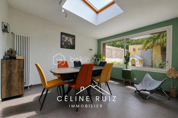Située dans une impasse calme, à proximité de toutes les commodités, cette maison familiale offre de beaux volumes fonctionnels.

Au rez-de-chaussée, vous découvrirez une pièce de vie d'environ 60 m² comprenant une entrée, un salon, une salle à manger et une cuisine ouverte.
Une arrière cuisine fonctionnelle avec buanderie complète cet espace et apporte un véritable confort au quotidien.
Elle communique avec un garage de 16 m² avec porte motorisée.

A l'étage, la maison dispose de 5 chambres, toutes de belles dimensions, sans mansardes. 
3 chambres sont équipées de placards et dressings.
Vous y trouverez également une salle de bains avec baignoire et douche, ainsi que 2 vasques. 
WC indépendants.

Côté extérieur, vous profiterez d'un patio avec carport d'environ 14,5 m² ainsi qu'un jardin exposé SUD.
Stationnement confortable sur la parcelle devant le garage. 

La maison bénéficie de prestations appréciables :
PANNEAUX PHOTOVOLTAÏQUES avec autoconsommation et revente (environ 440 € par an de revenus).
POÊLE à granulés installé en 2024.
Volets roulants électriques.

Une maison fonctionnelle parfaitement entretenue dans une impasse calme, à proximité de toutes les commodités de la commune de Beaucouzé.

BEAUCOUZE EST UNE COMMUNE QUI VOUS OFFRE un cadre de vie verdoyant et calme, aux portes d'Angers.
Idéalement située, elle permet de rejoindre le centre-ville d'Angers en moins de 10 minutes en voiture, la gare en 12 minutes grâce à la ligne E20.

Vous bénéficiez de l'ensemble des commodités accessibles à pied : commerces, professionnels de santé, écoles, transports en commun…
À proximité des universités, collèges et lycées.

Très dynamique sur le plan sportif, culturel et associatif, Beaucouzé s'adresse à toutes les générations et propose une vie locale riche tout au long de l'année.

Vous profiterez également de nombreux parcs, chemins piétonniers, pistes cyclables, aires de jeux pour enfants, d'une médiathèque, d'une piscine et de nombreux équipements qui contribuent à une qualité de vie particulièrement appréciée.