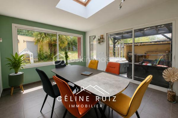 Située dans une impasse calme, à proximité de toutes les commodités, cette maison familiale offre de beaux volumes fonctionnels.

Au rez-de-chaussée, vous découvrirez une pièce de vie d'environ 60 m² comprenant une entrée, un salon, une salle à manger et une cuisine ouverte.
Une arrière cuisine fonctionnelle avec buanderie complète cet espace et apporte un véritable confort au quotidien.
Elle communique avec un garage de 16 m² avec porte motorisée.

A l'étage, la maison dispose de 5 chambres, toutes de belles dimensions, sans mansardes. 
3 chambres sont équipées de placards et dressings.
Vous y trouverez également une salle de bains avec baignoire et douche, ainsi que 2 vasques. 
WC indépendants.

Côté extérieur, vous profiterez d'un patio avec carport d'environ 14,5 m² ainsi qu'un jardin exposé SUD.
Stationnement confortable sur la parcelle devant le garage. 

La maison bénéficie de prestations appréciables :
PANNEAUX PHOTOVOLTAÏQUES avec autoconsommation et revente (environ 440 € par an de revenus).
POÊLE à granulés installé en 2024.
Volets roulants électriques.

Une maison fonctionnelle parfaitement entretenue dans une impasse calme, à proximité de toutes les commodités de la commune de Beaucouzé.

BEAUCOUZE EST UNE COMMUNE QUI VOUS OFFRE un cadre de vie verdoyant et calme, aux portes d'Angers.
Idéalement située, elle permet de rejoindre le centre-ville d'Angers en moins de 10 minutes en voiture, la gare en 12 minutes grâce à la ligne E20.

Vous bénéficiez de l'ensemble des commodités accessibles à pied : commerces, professionnels de santé, écoles, transports en commun…
À proximité des universités, collèges et lycées.

Très dynamique sur le plan sportif, culturel et associatif, Beaucouzé s'adresse à toutes les générations et propose une vie locale riche tout au long de l'année.

Vous profiterez également de nombreux parcs, chemins piétonniers, pistes cyclables, aires de jeux pour enfants, d'une médiathèque, d'une piscine et de nombreux équipements qui contribuent à une qualité de vie particulièrement appréciée.