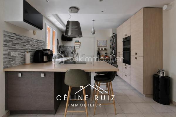 Située dans une impasse calme, à proximité de toutes les commodités, cette maison familiale offre de beaux volumes fonctionnels.

Au rez-de-chaussée, vous découvrirez une pièce de vie d'environ 60 m² comprenant une entrée, un salon, une salle à manger et une cuisine ouverte.
Une arrière cuisine fonctionnelle avec buanderie complète cet espace et apporte un véritable confort au quotidien.
Elle communique avec un garage de 16 m² avec porte motorisée.

A l'étage, la maison dispose de 5 chambres, toutes de belles dimensions, sans mansardes. 
3 chambres sont équipées de placards et dressings.
Vous y trouverez également une salle de bains avec baignoire et douche, ainsi que 2 vasques. 
WC indépendants.

Côté extérieur, vous profiterez d'un patio avec carport d'environ 14,5 m² ainsi qu'un jardin exposé SUD.
Stationnement confortable sur la parcelle devant le garage. 

La maison bénéficie de prestations appréciables :
PANNEAUX PHOTOVOLTAÏQUES avec autoconsommation et revente (environ 440 € par an de revenus).
POÊLE à granulés installé en 2024.
Volets roulants électriques.

Une maison fonctionnelle parfaitement entretenue dans une impasse calme, à proximité de toutes les commodités de la commune de Beaucouzé.

BEAUCOUZE EST UNE COMMUNE QUI VOUS OFFRE un cadre de vie verdoyant et calme, aux portes d'Angers.
Idéalement située, elle permet de rejoindre le centre-ville d'Angers en moins de 10 minutes en voiture, la gare en 12 minutes grâce à la ligne E20.

Vous bénéficiez de l'ensemble des commodités accessibles à pied : commerces, professionnels de santé, écoles, transports en commun…
À proximité des universités, collèges et lycées.

Très dynamique sur le plan sportif, culturel et associatif, Beaucouzé s'adresse à toutes les générations et propose une vie locale riche tout au long de l'année.

Vous profiterez également de nombreux parcs, chemins piétonniers, pistes cyclables, aires de jeux pour enfants, d'une médiathèque, d'une piscine et de nombreux équipements qui contribuent à une qualité de vie particulièrement appréciée.
