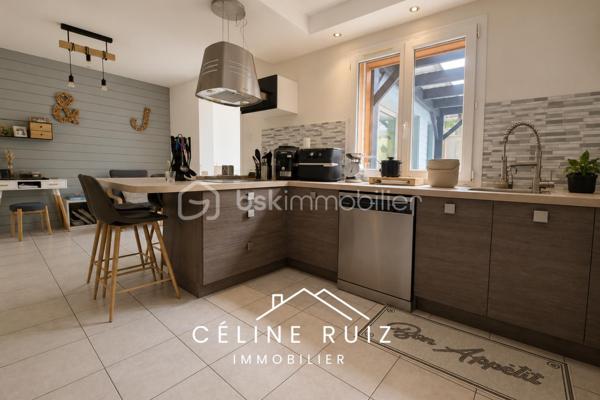Située dans une impasse calme, à proximité de toutes les commodités, cette maison familiale offre de beaux volumes fonctionnels.

Au rez-de-chaussée, vous découvrirez une pièce de vie d'environ 60 m² comprenant une entrée, un salon, une salle à manger et une cuisine ouverte.
Une arrière cuisine fonctionnelle avec buanderie complète cet espace et apporte un véritable confort au quotidien.
Elle communique avec un garage de 16 m² avec porte motorisée.

A l'étage, la maison dispose de 5 chambres, toutes de belles dimensions, sans mansardes. 
3 chambres sont équipées de placards et dressings.
Vous y trouverez également une salle de bains avec baignoire et douche, ainsi que 2 vasques. 
WC indépendants.

Côté extérieur, vous profiterez d'un patio avec carport d'environ 14,5 m² ainsi qu'un jardin exposé SUD.
Stationnement confortable sur la parcelle devant le garage. 

La maison bénéficie de prestations appréciables :
PANNEAUX PHOTOVOLTAÏQUES avec autoconsommation et revente (environ 440 € par an de revenus).
POÊLE à granulés installé en 2024.
Volets roulants électriques.

Une maison fonctionnelle parfaitement entretenue dans une impasse calme, à proximité de toutes les commodités de la commune de Beaucouzé.

BEAUCOUZE EST UNE COMMUNE QUI VOUS OFFRE un cadre de vie verdoyant et calme, aux portes d'Angers.
Idéalement située, elle permet de rejoindre le centre-ville d'Angers en moins de 10 minutes en voiture, la gare en 12 minutes grâce à la ligne E20.

Vous bénéficiez de l'ensemble des commodités accessibles à pied : commerces, professionnels de santé, écoles, transports en commun…
À proximité des universités, collèges et lycées.

Très dynamique sur le plan sportif, culturel et associatif, Beaucouzé s'adresse à toutes les générations et propose une vie locale riche tout au long de l'année.

Vous profiterez également de nombreux parcs, chemins piétonniers, pistes cyclables, aires de jeux pour enfants, d'une médiathèque, d'une piscine et de nombreux équipements qui contribuent à une qualité de vie particulièrement appréciée.