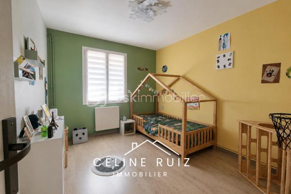 Située dans une impasse calme, à proximité de toutes les commodités, cette maison familiale offre de beaux volumes fonctionnels.

Au rez-de-chaussée, vous découvrirez une pièce de vie d'environ 60 m² comprenant une entrée, un salon, une salle à manger et une cuisine ouverte.
Une arrière cuisine fonctionnelle avec buanderie complète cet espace et apporte un véritable confort au quotidien.
Elle communique avec un garage de 16 m² avec porte motorisée.

A l'étage, la maison dispose de 5 chambres, toutes de belles dimensions, sans mansardes. 
3 chambres sont équipées de placards et dressings.
Vous y trouverez également une salle de bains avec baignoire et douche, ainsi que 2 vasques. 
WC indépendants.

Côté extérieur, vous profiterez d'un patio avec carport d'environ 14,5 m² ainsi qu'un jardin exposé SUD.
Stationnement confortable sur la parcelle devant le garage. 

La maison bénéficie de prestations appréciables :
PANNEAUX PHOTOVOLTAÏQUES avec autoconsommation et revente (environ 440 € par an de revenus).
POÊLE à granulés installé en 2024.
Volets roulants électriques.

Une maison fonctionnelle parfaitement entretenue dans une impasse calme, à proximité de toutes les commodités de la commune de Beaucouzé.

BEAUCOUZE EST UNE COMMUNE QUI VOUS OFFRE un cadre de vie verdoyant et calme, aux portes d'Angers.
Idéalement située, elle permet de rejoindre le centre-ville d'Angers en moins de 10 minutes en voiture, la gare en 12 minutes grâce à la ligne E20.

Vous bénéficiez de l'ensemble des commodités accessibles à pied : commerces, professionnels de santé, écoles, transports en commun…
À proximité des universités, collèges et lycées.

Très dynamique sur le plan sportif, culturel et associatif, Beaucouzé s'adresse à toutes les générations et propose une vie locale riche tout au long de l'année.

Vous profiterez également de nombreux parcs, chemins piétonniers, pistes cyclables, aires de jeux pour enfants, d'une médiathèque, d'une piscine et de nombreux équipements qui contribuent à une qualité de vie particulièrement appréciée.