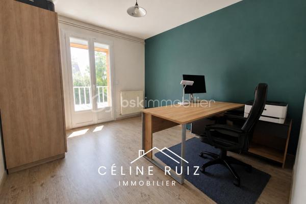Située dans une impasse calme, à proximité de toutes les commodités, cette maison familiale offre de beaux volumes fonctionnels.

Au rez-de-chaussée, vous découvrirez une pièce de vie d'environ 60 m² comprenant une entrée, un salon, une salle à manger et une cuisine ouverte.
Une arrière cuisine fonctionnelle avec buanderie complète cet espace et apporte un véritable confort au quotidien.
Elle communique avec un garage de 16 m² avec porte motorisée.

A l'étage, la maison dispose de 5 chambres, toutes de belles dimensions, sans mansardes. 
3 chambres sont équipées de placards et dressings.
Vous y trouverez également une salle de bains avec baignoire et douche, ainsi que 2 vasques. 
WC indépendants.

Côté extérieur, vous profiterez d'un patio avec carport d'environ 14,5 m² ainsi qu'un jardin exposé SUD.
Stationnement confortable sur la parcelle devant le garage. 

La maison bénéficie de prestations appréciables :
PANNEAUX PHOTOVOLTAÏQUES avec autoconsommation et revente (environ 440 € par an de revenus).
POÊLE à granulés installé en 2024.
Volets roulants électriques.

Une maison fonctionnelle parfaitement entretenue dans une impasse calme, à proximité de toutes les commodités de la commune de Beaucouzé.

BEAUCOUZE EST UNE COMMUNE QUI VOUS OFFRE un cadre de vie verdoyant et calme, aux portes d'Angers.
Idéalement située, elle permet de rejoindre le centre-ville d'Angers en moins de 10 minutes en voiture, la gare en 12 minutes grâce à la ligne E20.

Vous bénéficiez de l'ensemble des commodités accessibles à pied : commerces, professionnels de santé, écoles, transports en commun…
À proximité des universités, collèges et lycées.

Très dynamique sur le plan sportif, culturel et associatif, Beaucouzé s'adresse à toutes les générations et propose une vie locale riche tout au long de l'année.

Vous profiterez également de nombreux parcs, chemins piétonniers, pistes cyclables, aires de jeux pour enfants, d'une médiathèque, d'une piscine et de nombreux équipements qui contribuent à une qualité de vie particulièrement appréciée.
