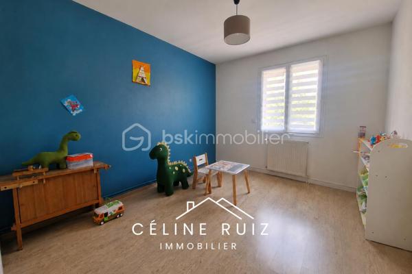 Située dans une impasse calme, à proximité de toutes les commodités, cette maison familiale offre de beaux volumes fonctionnels.

Au rez-de-chaussée, vous découvrirez une pièce de vie d'environ 60 m² comprenant une entrée, un salon, une salle à manger et une cuisine ouverte.
Une arrière cuisine fonctionnelle avec buanderie complète cet espace et apporte un véritable confort au quotidien.
Elle communique avec un garage de 16 m² avec porte motorisée.

A l'étage, la maison dispose de 5 chambres, toutes de belles dimensions, sans mansardes. 
3 chambres sont équipées de placards et dressings.
Vous y trouverez également une salle de bains avec baignoire et douche, ainsi que 2 vasques. 
WC indépendants.

Côté extérieur, vous profiterez d'un patio avec carport d'environ 14,5 m² ainsi qu'un jardin exposé SUD.
Stationnement confortable sur la parcelle devant le garage. 

La maison bénéficie de prestations appréciables :
PANNEAUX PHOTOVOLTAÏQUES avec autoconsommation et revente (environ 440 € par an de revenus).
POÊLE à granulés installé en 2024.
Volets roulants électriques.

Une maison fonctionnelle parfaitement entretenue dans une impasse calme, à proximité de toutes les commodités de la commune de Beaucouzé.

BEAUCOUZE EST UNE COMMUNE QUI VOUS OFFRE un cadre de vie verdoyant et calme, aux portes d'Angers.
Idéalement située, elle permet de rejoindre le centre-ville d'Angers en moins de 10 minutes en voiture, la gare en 12 minutes grâce à la ligne E20.

Vous bénéficiez de l'ensemble des commodités accessibles à pied : commerces, professionnels de santé, écoles, transports en commun…
À proximité des universités, collèges et lycées.

Très dynamique sur le plan sportif, culturel et associatif, Beaucouzé s'adresse à toutes les générations et propose une vie locale riche tout au long de l'année.

Vous profiterez également de nombreux parcs, chemins piétonniers, pistes cyclables, aires de jeux pour enfants, d'une médiathèque, d'une piscine et de nombreux équipements qui contribuent à une qualité de vie particulièrement appréciée.