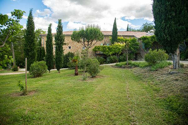 Domaine provençal dans la vallée de Cèze Sabran