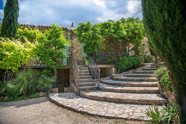Domaine provençal dans la vallée de Cèze Sabran