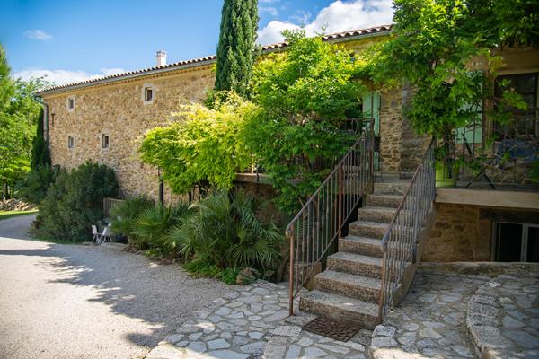 Domaine provençal dans la vallée de Cèze Sabran