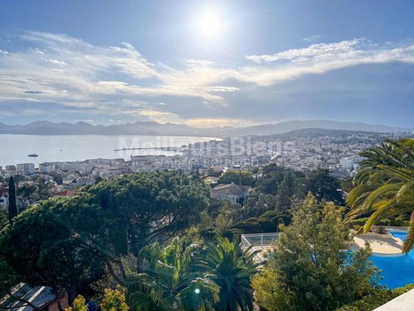 Cannes : Vue époustouflante pour ce 3 pièces dans résidence sécurisée avec piscine