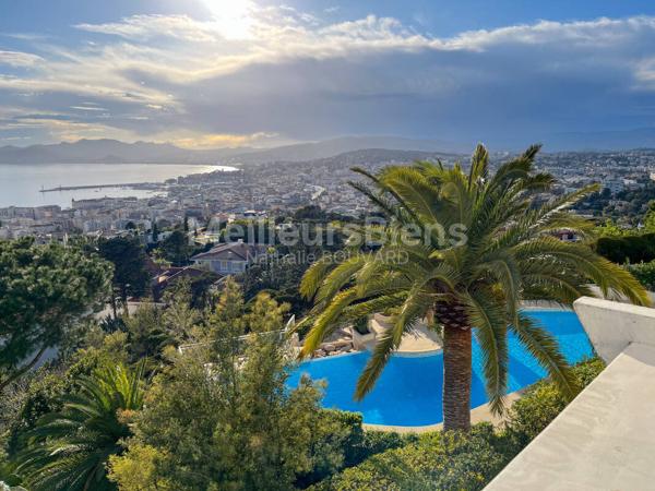 Cannes : Vue époustouflante pour ce 3 pièces dans résidence sécurisée avec piscine