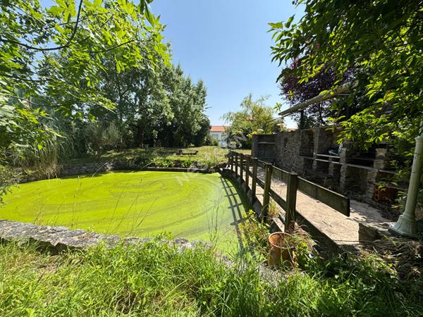 Maison familiale à vendre à Saint Géréon - 3 chambres, grand terran, mare.