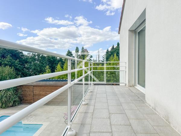 MAISON FAMILIALE AVEC JARDIN ET PISCINE CHAUFFEE