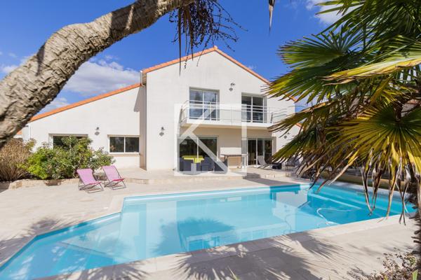 MAISON FAMILIALE AVEC JARDIN ET PISCINE CHAUFFEE