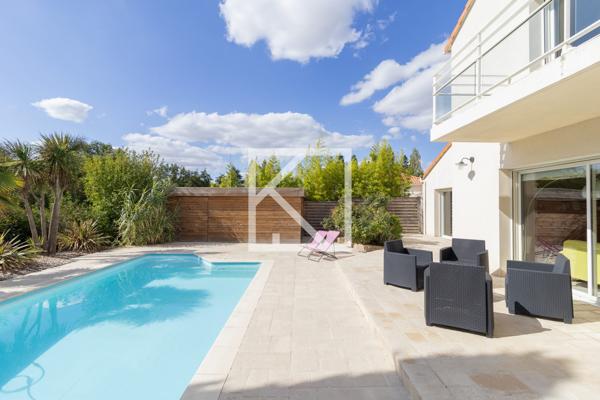MAISON FAMILIALE AVEC JARDIN ET PISCINE CHAUFFEE