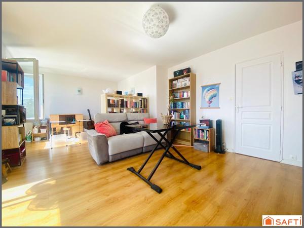 T3 / 65M2 / TRAVERSANT ET LUMINEUX / DERNIER ETAGE / BALCON / CAVE / 800m DU CENTRE DE MERIGNAC