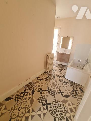 MAISON DE VILLE - A VENDRE - MONTOIRE/ LOIR ( 41800)