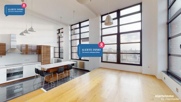 Grand loft très lumineux entièrement rénové avec des matériaux de qualité comprenant 3 chambres, 2 salles de bain, un extérieur et une place de parking en sous-sol