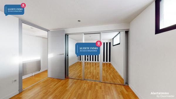 Grand loft très lumineux entièrement rénové avec des matériaux de qualité comprenant 3 chambres, 2 salles de bain, un extérieur et une place de parking en sous-sol