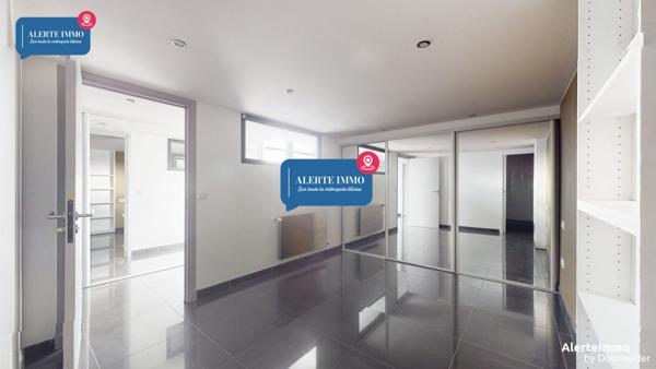 Grand loft très lumineux entièrement rénové avec des matériaux de qualité comprenant 3 chambres, 2 salles de bain, un extérieur et une place de parking en sous-sol