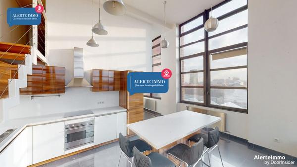 Grand loft très lumineux entièrement rénové avec des matériaux de qualité comprenant 3 chambres, 2 salles de bain, un extérieur et une place de parking en sous-sol