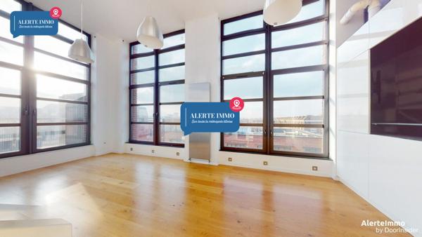 Grand loft très lumineux entièrement rénové avec des matériaux de qualité comprenant 3 chambres, 2 salles de bain, un extérieur et une place de parking en sous-sol