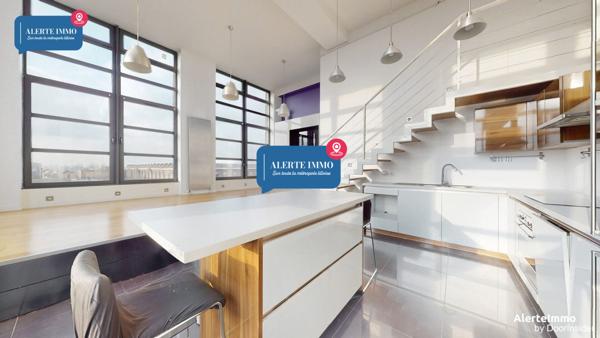 Grand loft très lumineux entièrement rénové avec des matériaux de qualité comprenant 3 chambres, 2 salles de bain, un extérieur et une place de parking en sous-sol