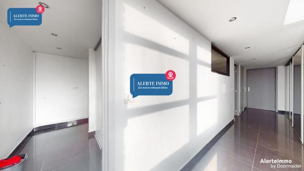 Grand loft très lumineux entièrement rénové avec des matériaux de qualité comprenant 3 chambres, 2 salles de bain, un extérieur et une place de parking en sous-sol