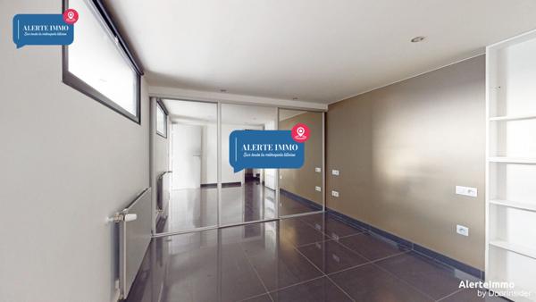 Grand loft très lumineux entièrement rénové avec des matériaux de qualité comprenant 3 chambres, 2 salles de bain, un extérieur et une place de parking en sous-sol