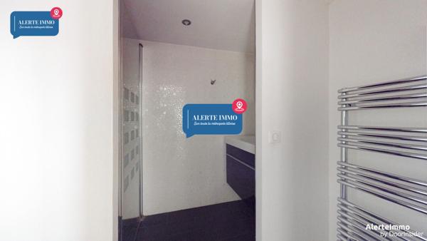 Grand loft très lumineux entièrement rénové avec des matériaux de qualité comprenant 3 chambres, 2 salles de bain, un extérieur et une place de parking en sous-sol