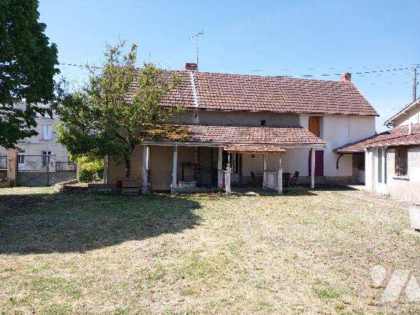 Maison avec nombreuses dépendances