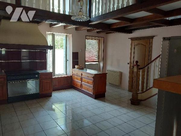 Maison avec nombreuses dépendances