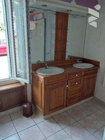 Maison avec nombreuses dépendances