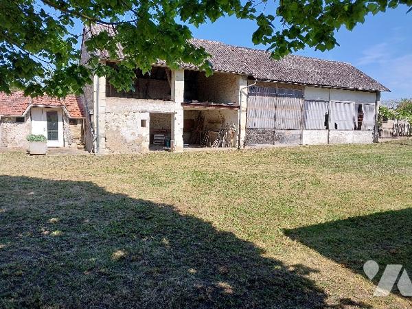 Maison avec nombreuses dépendances