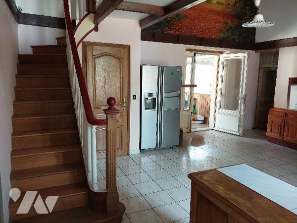 Maison avec nombreuses dépendances