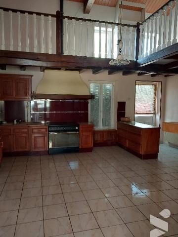 Maison avec nombreuses dépendances