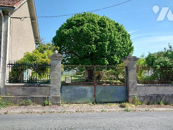 Maison avec nombreuses dépendances
