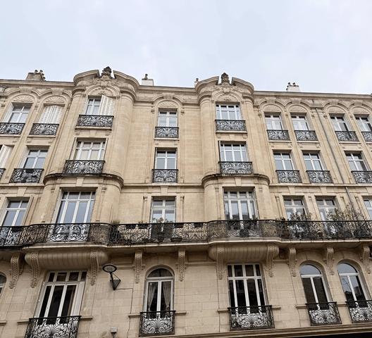 Bordeaux centre, coeur historique, superbe appartement Haussmanien 129 m2, au 4 ème étage avec ascenseur, 3/4 chambres