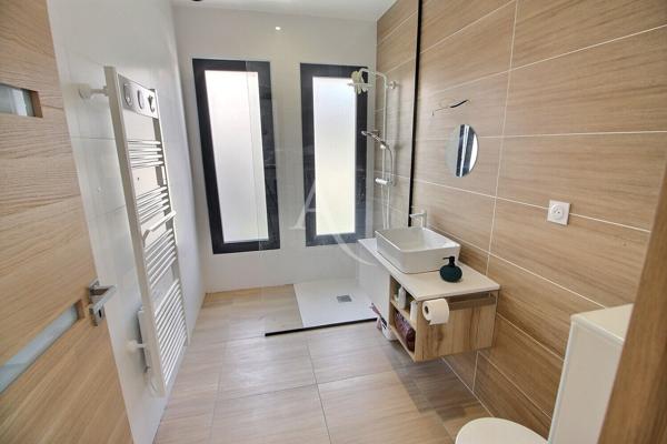 VILLA COMPTEMPORAINE 4 FACES DE 110 m² HABITABLES DANS QUARTIER RESIDENTIEL