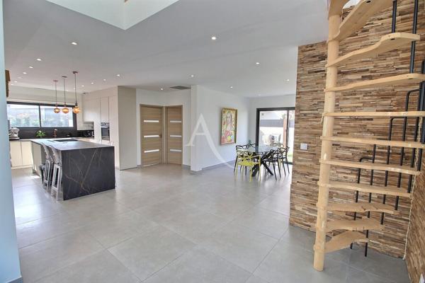 VILLA COMPTEMPORAINE 4 FACES DE 110 m² HABITABLES DANS QUARTIER RESIDENTIEL
