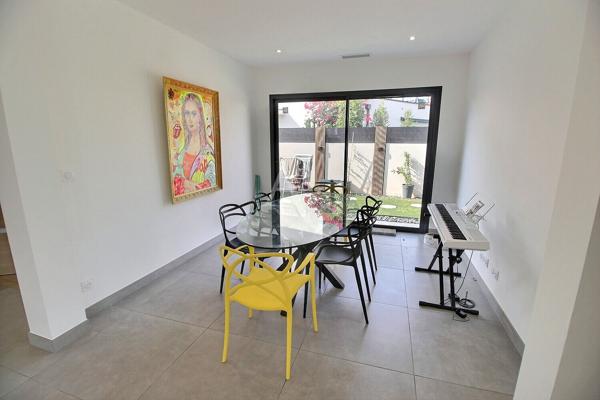 VILLA COMPTEMPORAINE 4 FACES DE 110 m² HABITABLES DANS QUARTIER RESIDENTIEL