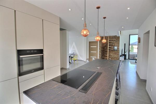 VILLA COMPTEMPORAINE 4 FACES DE 110 m² HABITABLES DANS QUARTIER RESIDENTIEL
