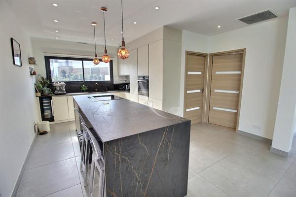 VILLA COMPTEMPORAINE 4 FACES DE 110 m² HABITABLES DANS QUARTIER RESIDENTIEL