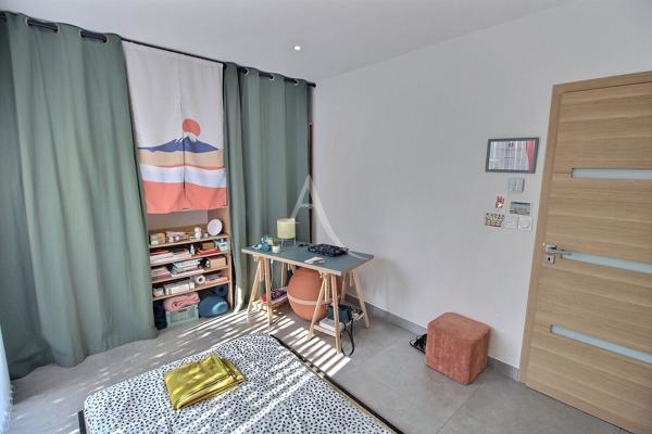 VILLA COMPTEMPORAINE 4 FACES DE 110 m² HABITABLES DANS QUARTIER RESIDENTIEL